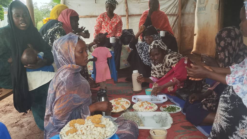 Mothers sharing food together at Bwayale Camp