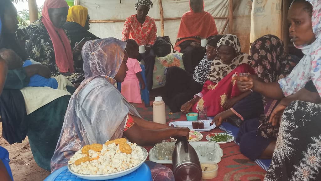 Single mothers and children eating together
